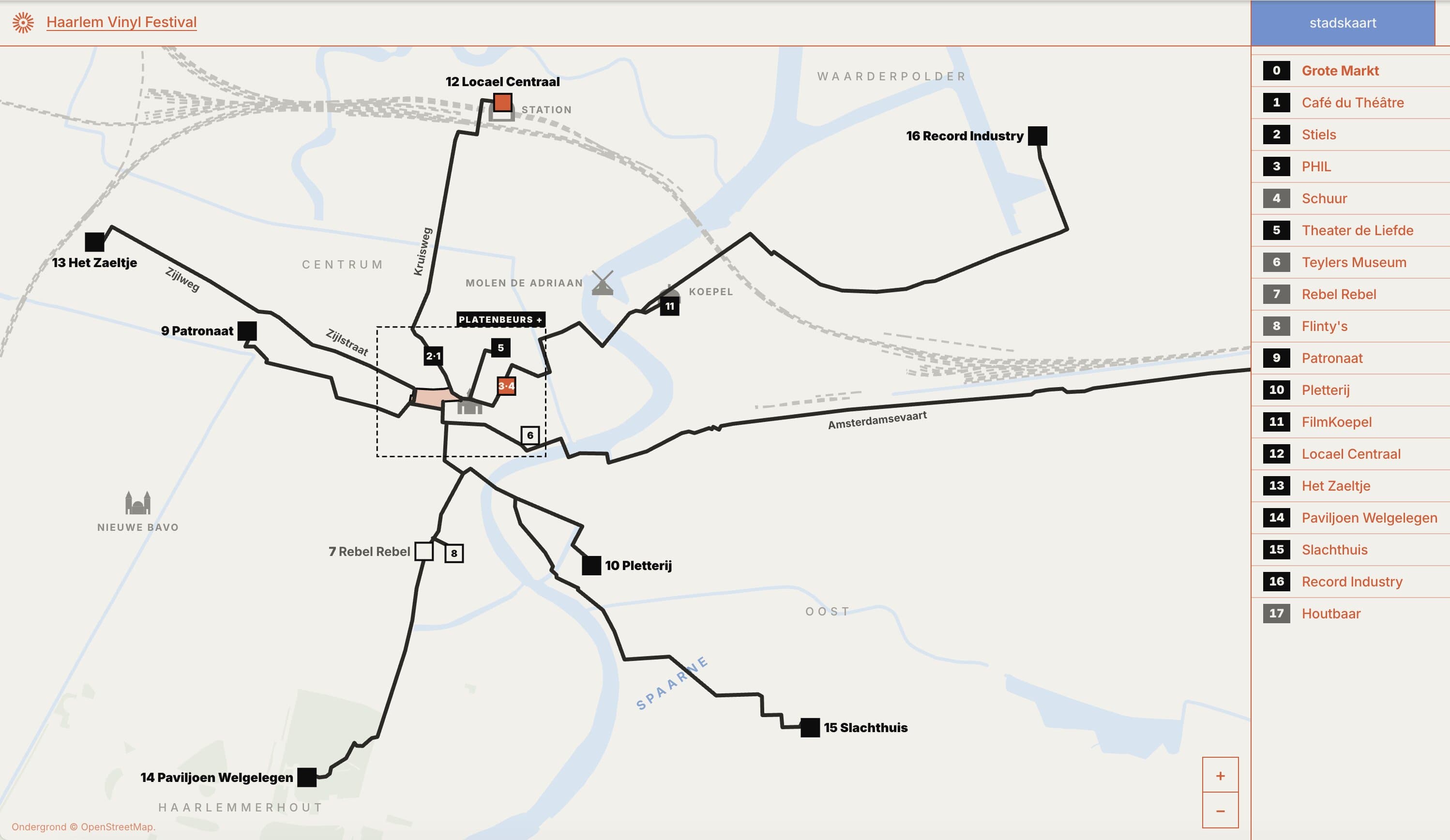 Een platte kaart van Haarlem in crème met lichtblauw water en grijze spoorlijnen, dikke zwarte lijnen die van de Grote Markt naar genummerde zwarte vierkanten lopen met namen als Het Zaeltje, Patronaat, Record Industry en Slachthuis, kleine grijze tekeningen van een molen, een kerk en een koepelgevangenis, en rechts een genummerde lijst van locaties